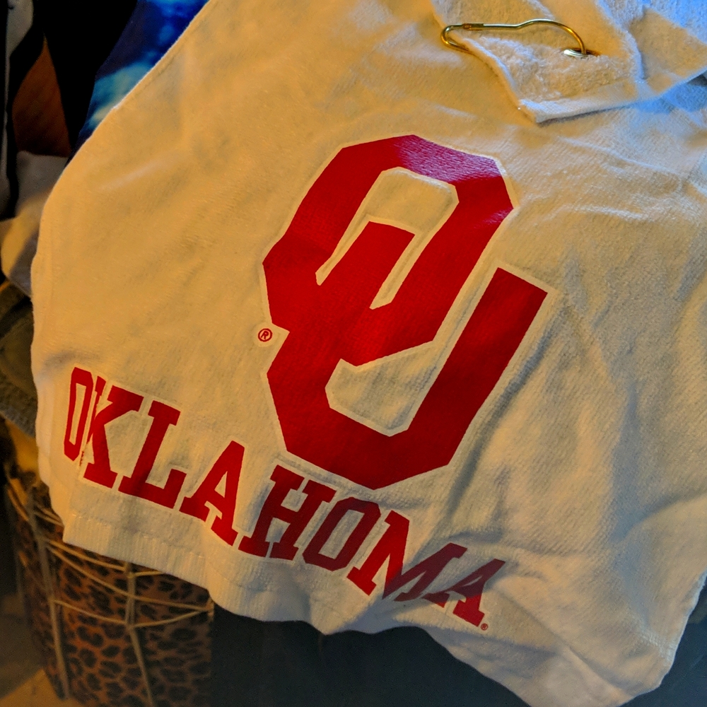 NWOT Oklahoma U Golf Towel